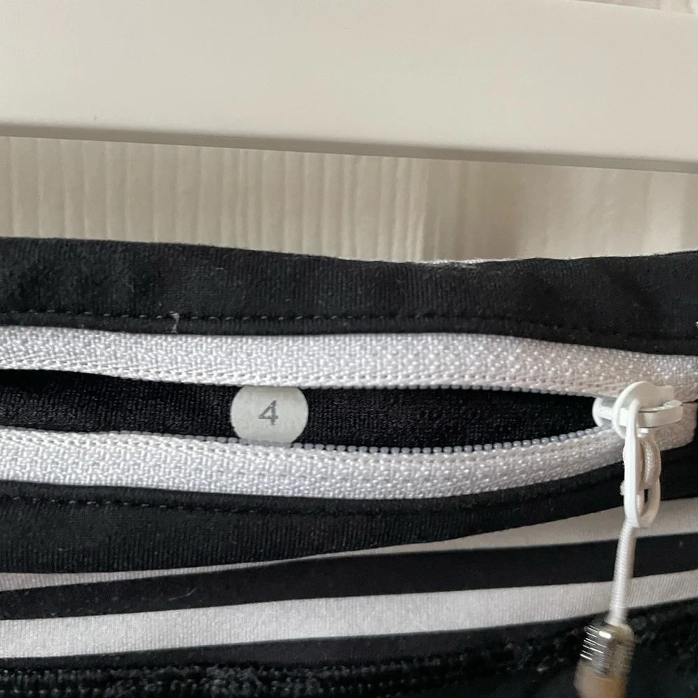Lululemon Capri Legging Black Striped design size 4 small S